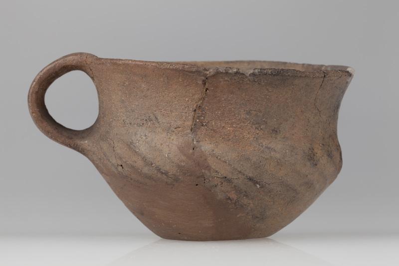 czerpak gliniany z taśmowatym uchem 