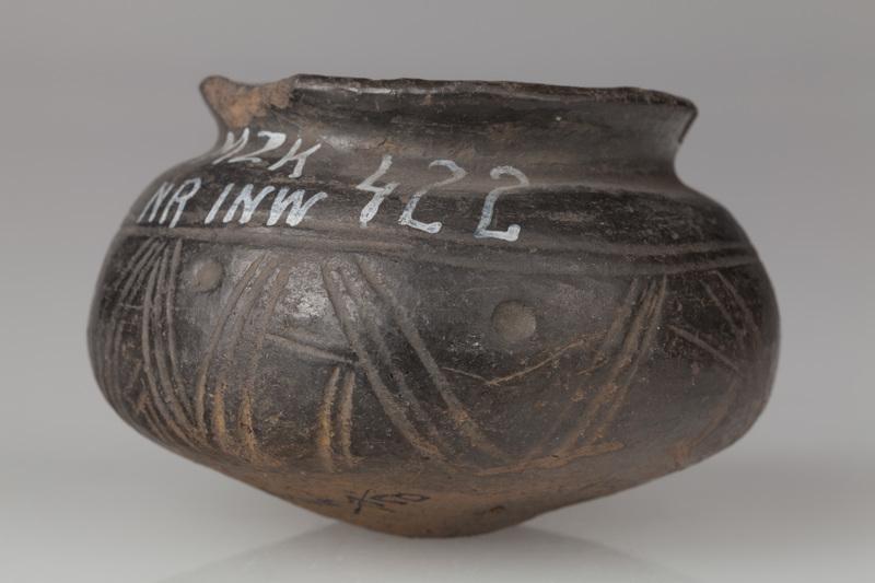 małe naczynie o esowatym profilu 