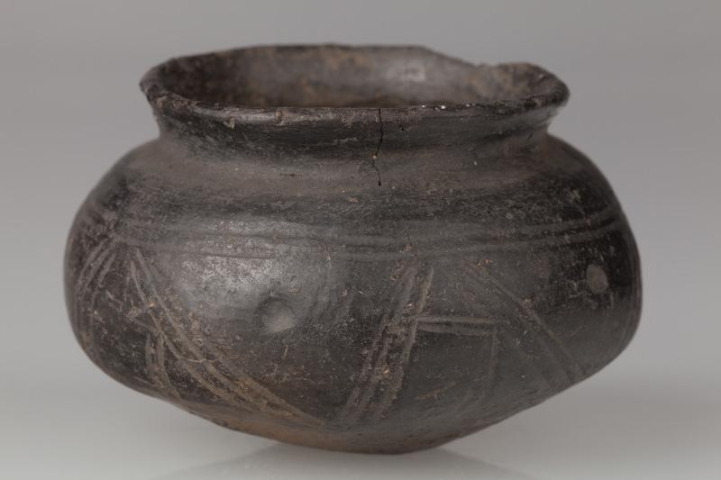 małe naczynie o esowatym profilu 