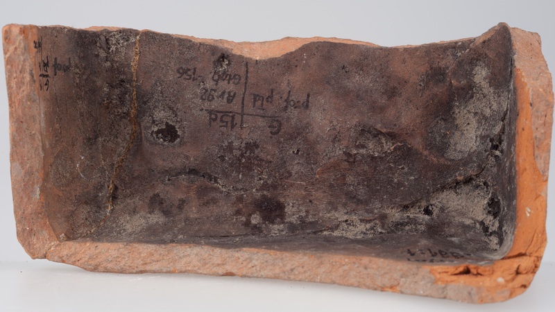 Kafel ze sceną Jonasza wychodzącego z wnętrza ryby