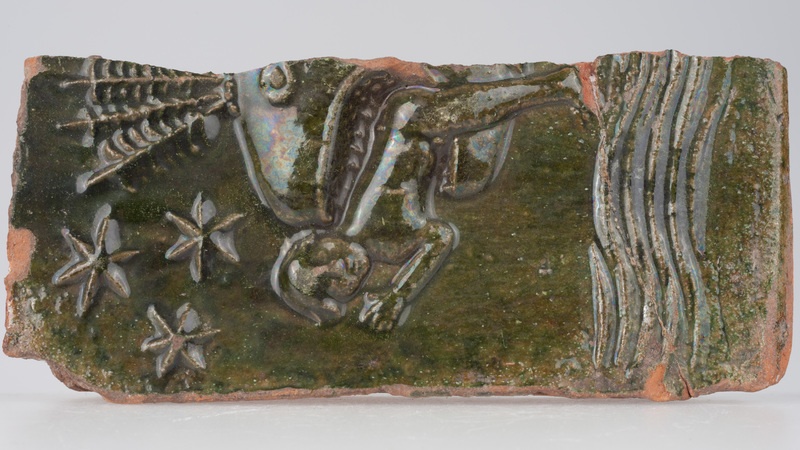 Kafel ze sceną Jonasza wychodzącego z wnętrza ryby