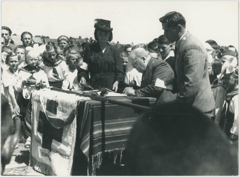 Zdjęcia reportażowe z uroczystości wręczenia sztandaru PCK w Koźminku