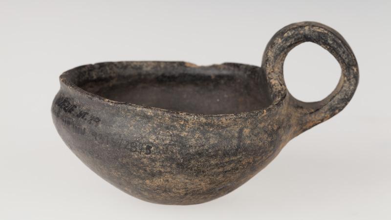 Czerpak stożkowaty o płaskim dnie i taśmowatym uchu