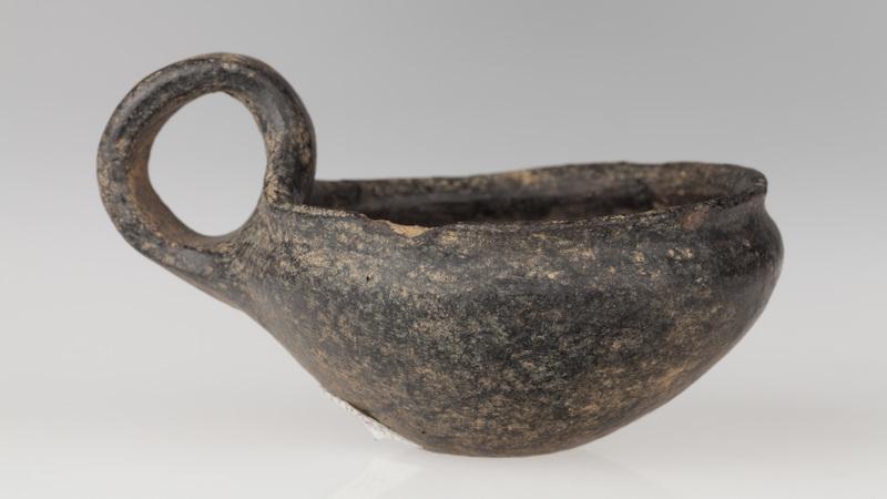 Czerpak stożkowaty o płaskim dnie i taśmowatym uchu