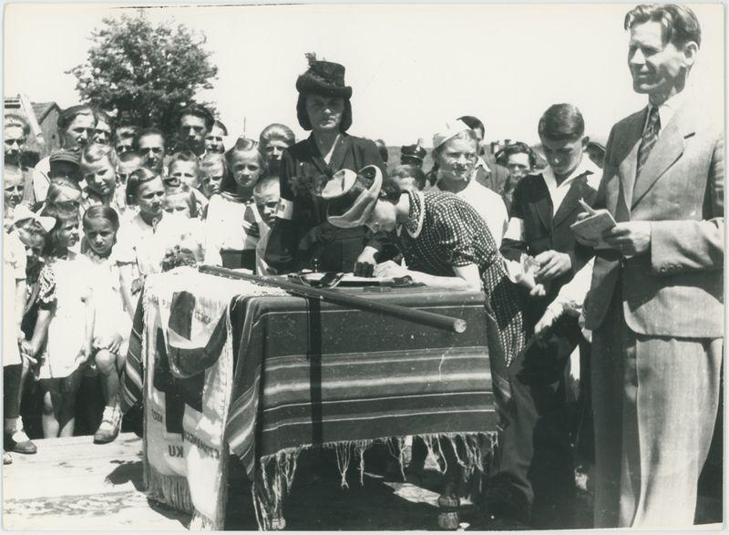 Zdjęcia reportażowe z uroczystości wręczenia sztandaru PCK w Koźminku