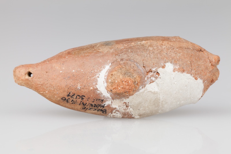 Grzechotka ornitomorficzna zdobiona ornamentem rytym.