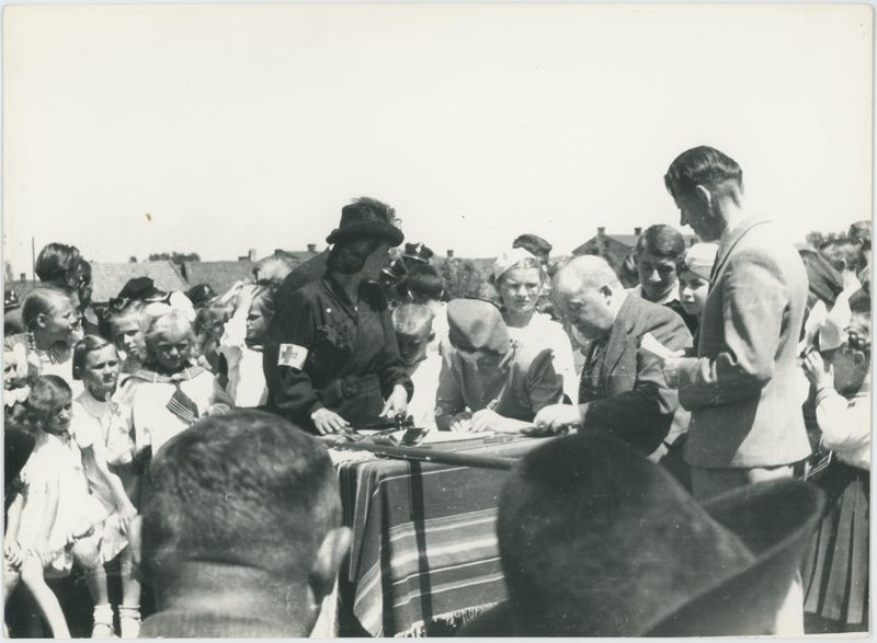 Zdjęcia reportażowe z uroczystości wręczenia sztandaru PCK w Koźminku