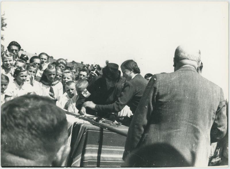 Zdjęcia reportażowe z uroczystości wręczenia sztandaru PCK w Koźminku