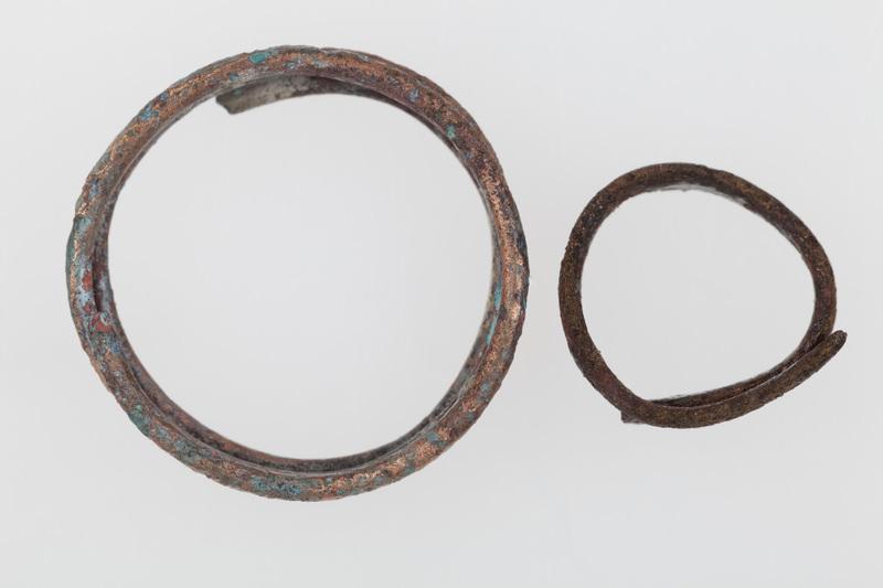 fragment drutu brązowego 