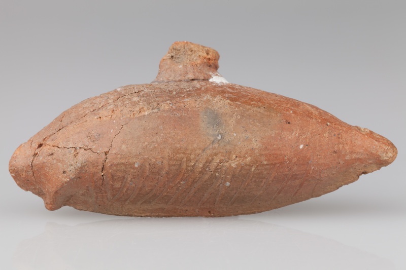 Grzechotka ornitomorficzna zdobiona ornamentem rytym.