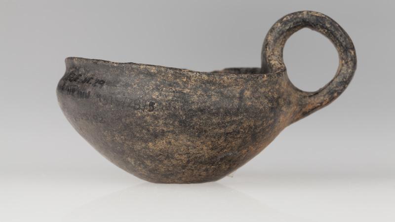 Czerpak stożkowaty o płaskim dnie i taśmowatym uchu