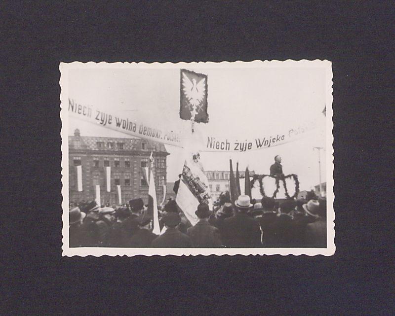 Uczestnicy manifestacji na Placu 21 Stycznia w Gnieźnie.