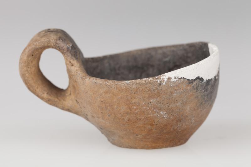 Czerpak miniaturowy, asymetryczny o płaskim dnie, półkulistym brzuścu i taśmowatym uchu