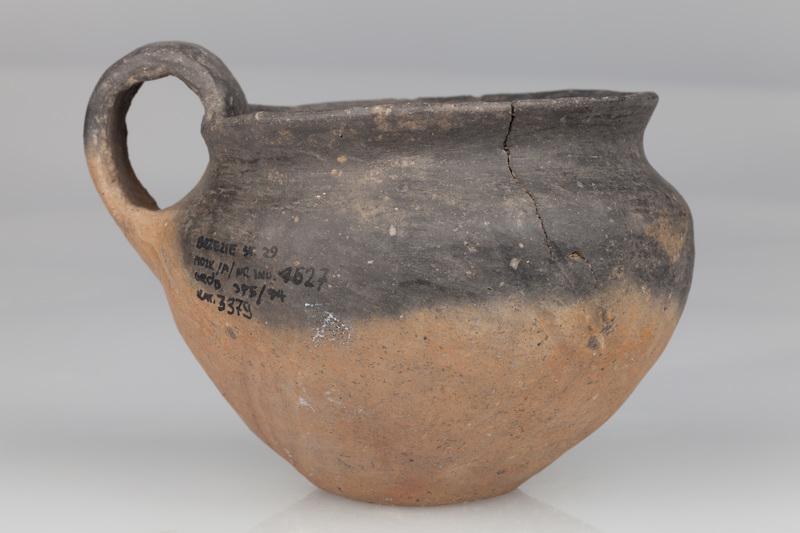 Kubek o płaskim dnie, brzuścu baniastym i taśmowatym uchu