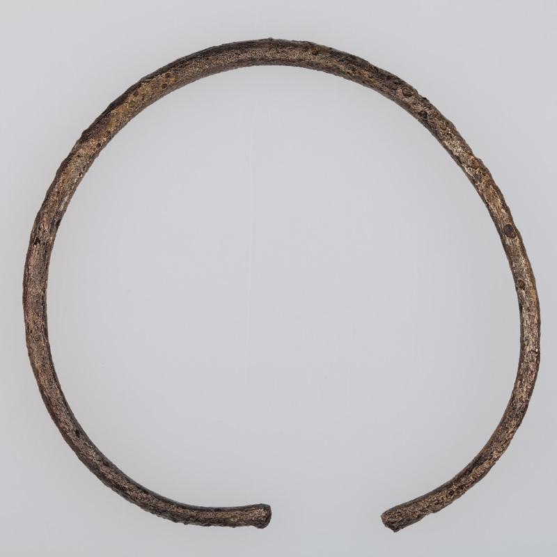 Bransoleta wykonana z brązu o przekroju owalno - graniastym