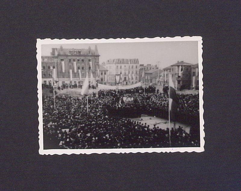 Uczestnicy manifestacji na Placu 21 Stycznia w Gnieźnie