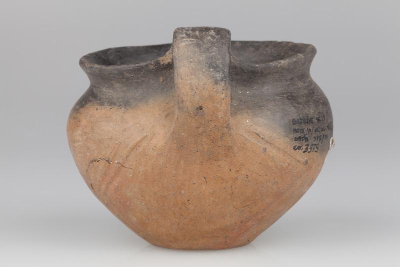 Kubek o płaskim dnie, brzuścu baniastym i taśmowatym uchu