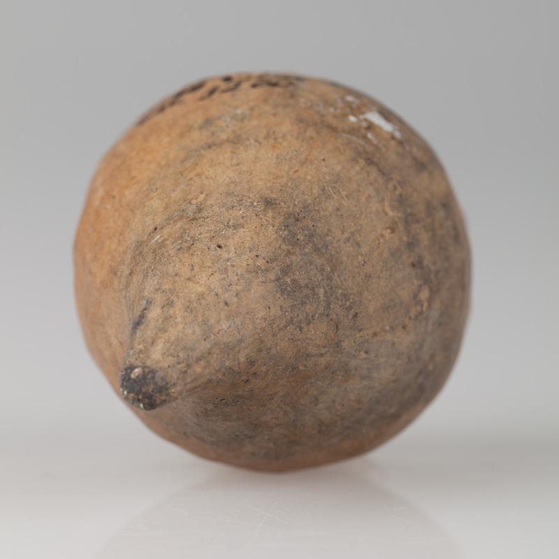 Rożek gliniany o barwie beżowo - szarej