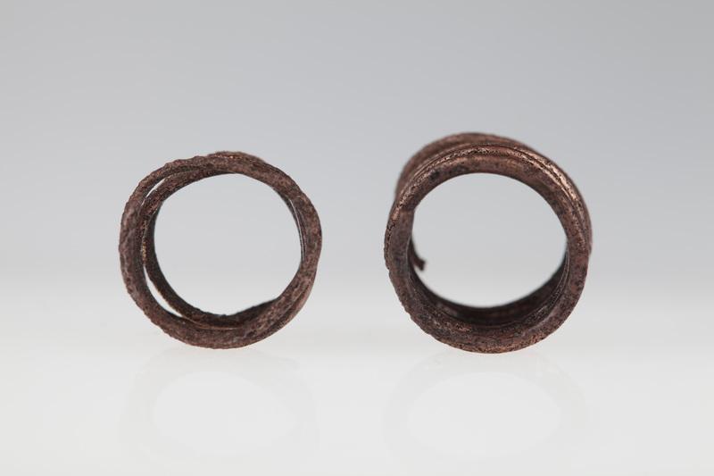 Fragmenty skrętu spiralnego wykonanego z drutu brązowego o przekroju okrągłym