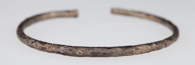 Bransoleta wykonana z brązu o przekroju owalno - graniastym