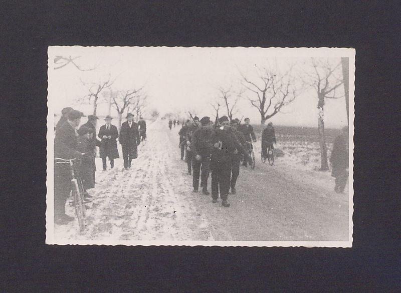 17 rocznica powstania wielkopolskiego w Gnieźnie. Uczestnicy rajdu na trasie.