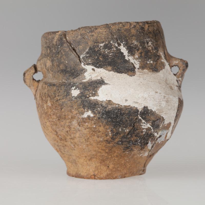 Miniaturowa amforka w kształcie naczynia dwustożkowatego, zaopatrzona w dwa ucha