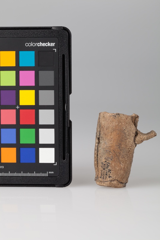 Miniaturowy kubek z uszkodzonym, taśmowatym uchem