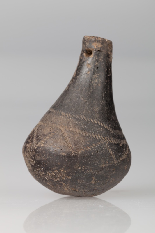 Grzechotka gliniana kształtu gruszkowatego