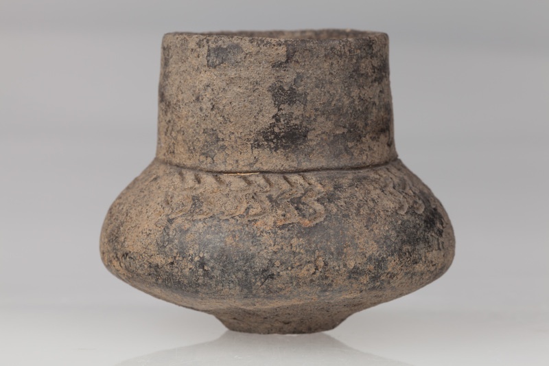 Czarka o dnie płaskim, brzuścu baniastym. Naczynie zdobione zygzakami