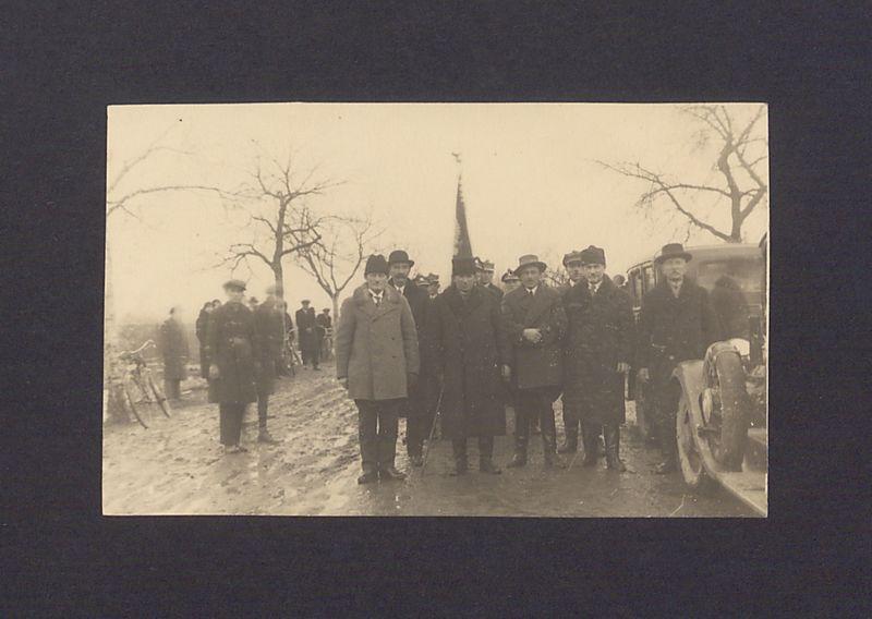 17 rocznica powstania wielkopolskiego w Gnieźnie. Grupa mężczyzn ze sztandarem.