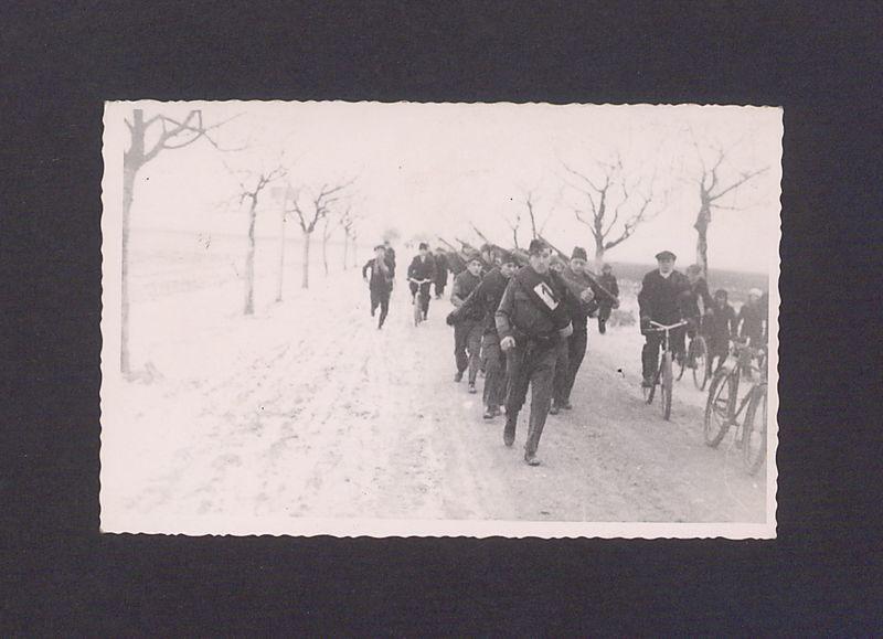 17 rocznica powstania wlkp. w Gnieźnie. Grupa zawodników na trasie podczas corocznego rajdu.