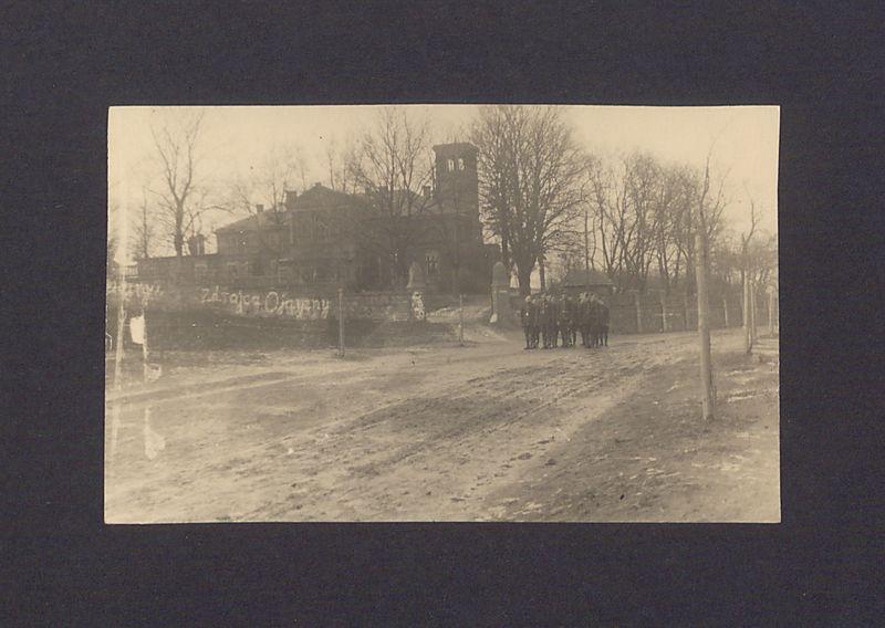 17 rocznica powstania wielkopolskiego w Zdziechowie. Uczestnicy rajdu przed dworkiem Wendorfa.