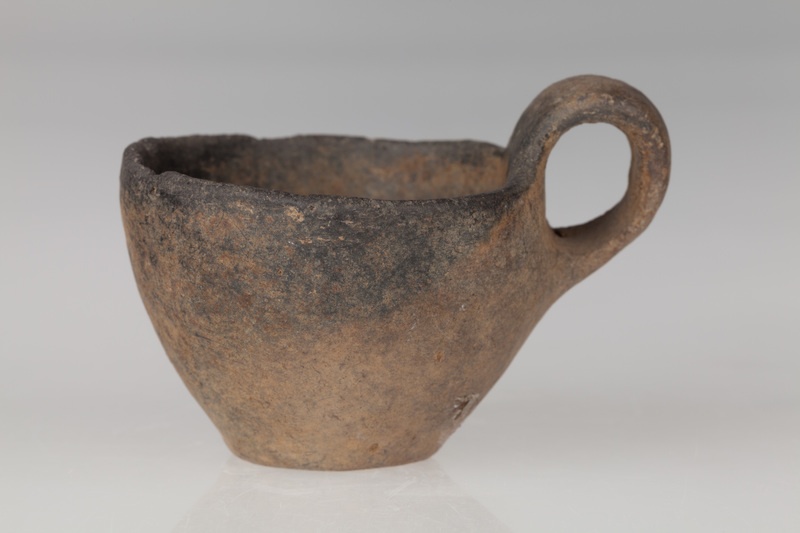 Czerpak o płaskim dnie, brzuścu stożkowatym i taśmowatym uchu