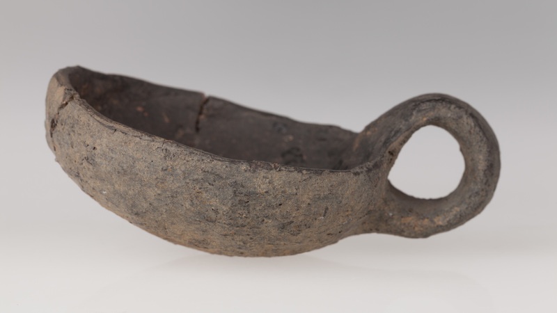 Miniaturowy czerpak o taśmowatym uchu