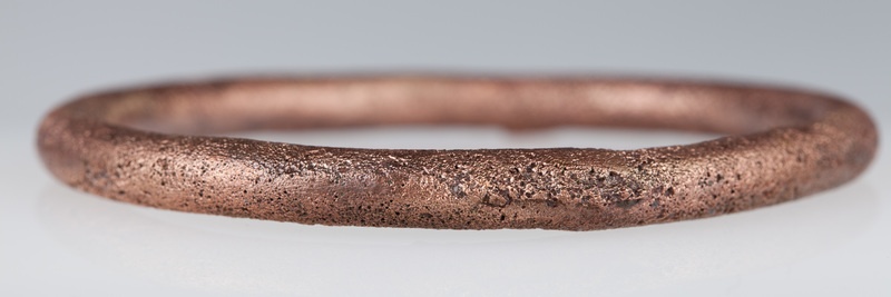 Lite bransolety wykonane z brązowego drutu