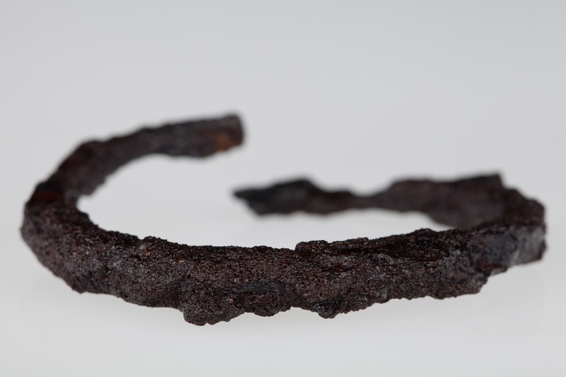 Bransolety z końcami zachodzącymi na siebie, wykonane z pręta żelaznego o przekroju okrągłym