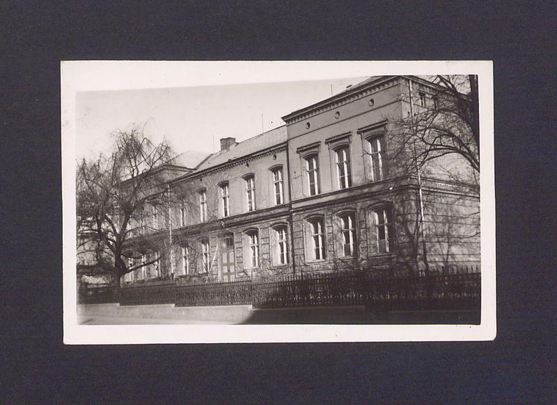 Męskie Gimnazjum Państwowe w Gnieźnie, front budynku.