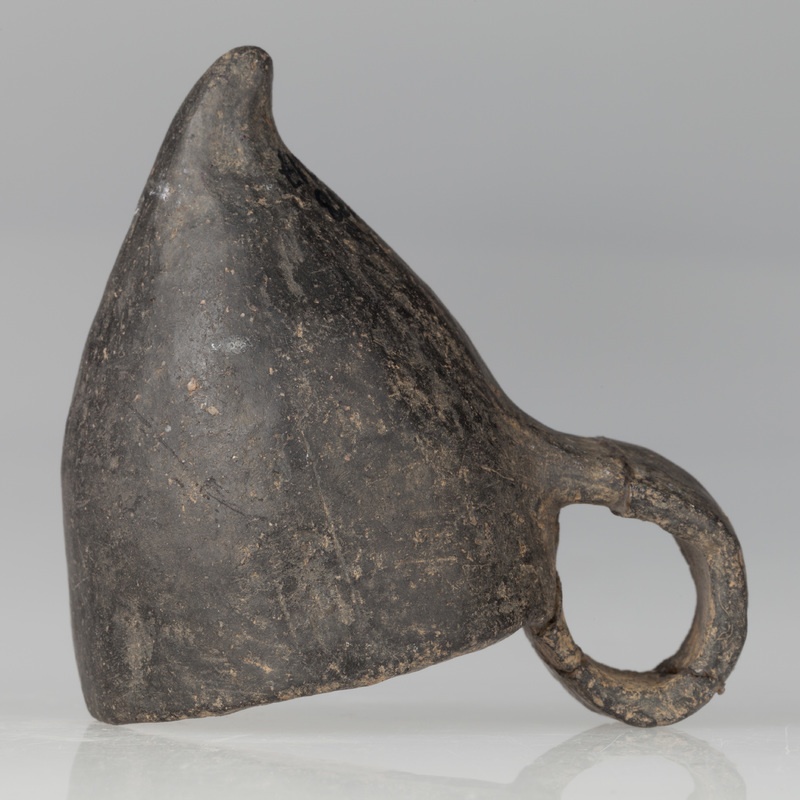 Naczynie z taśmowatym uchem i spiczastym dnem