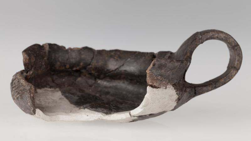 Zachowany we fragmentach czerpak z baniastym brzuścem