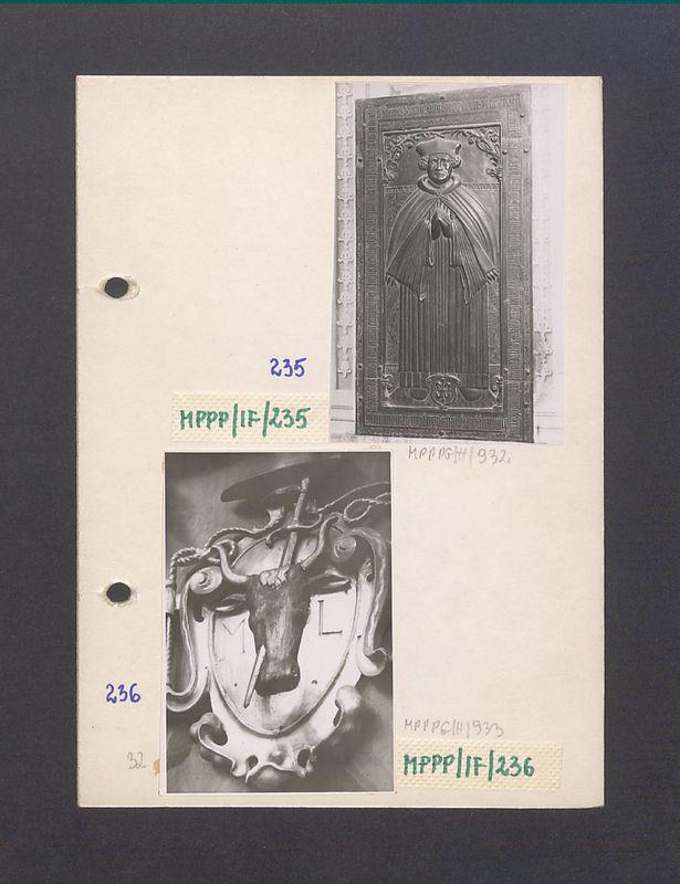 Wnętrze gnieźnieńskiej katedry. Płyta nagrobna Jakuba z Sienna z końca XV w.