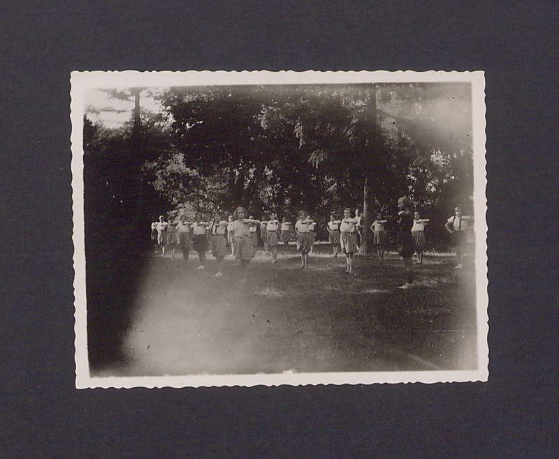 Zajęcia gimnastyczne dla dziewcząt na terenie parku Uniwersytetu Ludowego w Dalkach pod Gnieznem.