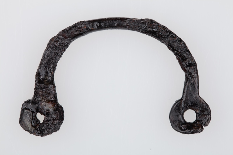 Żelazna zawieszka zaopatrzona w dwa otwory