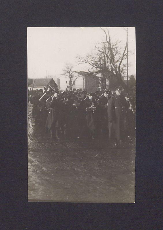 17 rocznica powstania wielkopolskiego w Gnieźnie. Powrót członków orkiestry wojskowej z cmentarza św. Piotra, przemarsz ul. Świętokrzyską, tuż za zakrętem.