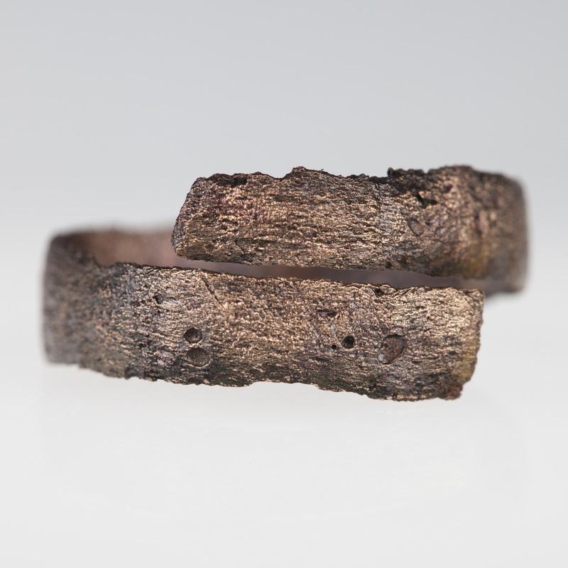 Skręt z taśmy brązowej o przekroju soczewkowatym