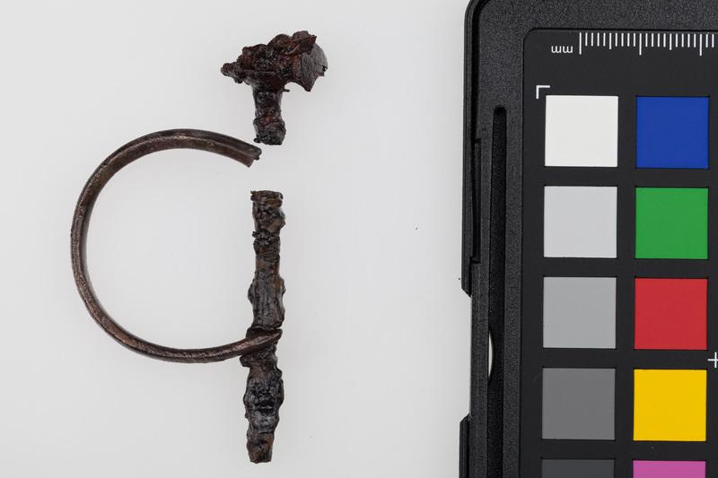 Fragment kółka brązowego o przekroju owalnym, z jednym końcem ułamanym, a drugim zwężającym się