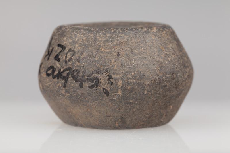 Przęślik gliniany dwustożkowaty z otworem