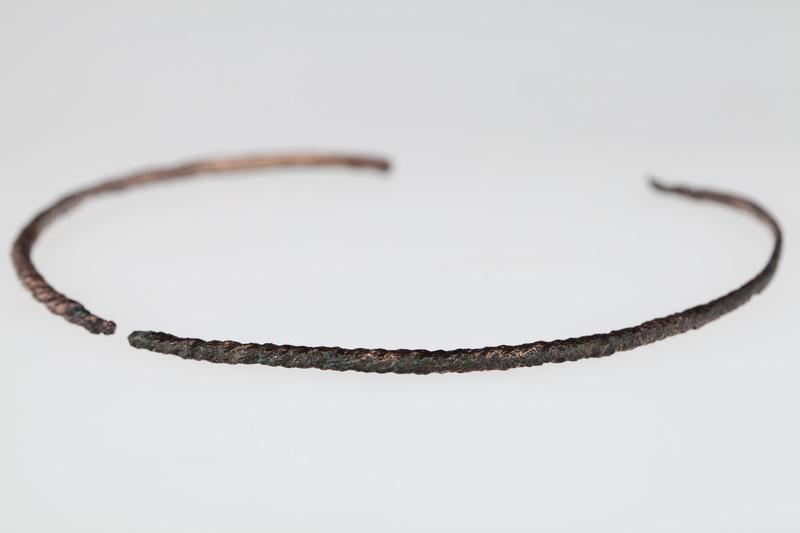 Fragmenty złamanego naszyjnika, zdobionego tordowaniem