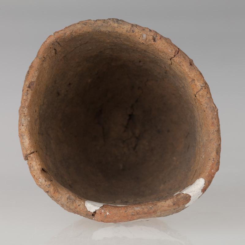 Miniaturowe naczynko stożkowate zdobione ornamentem paznokciowym