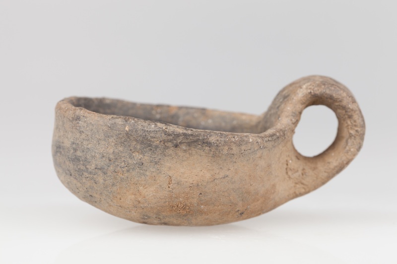 Czerpak o półkolistym brzuścu i taśmowatym uchu