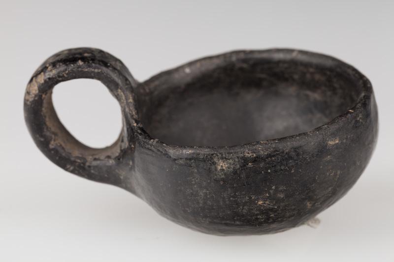 Miniaturowy czerpak z taśmowatym uchem